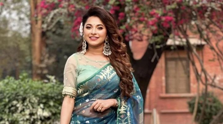 টানা স্টেজ শো’তে লিজা